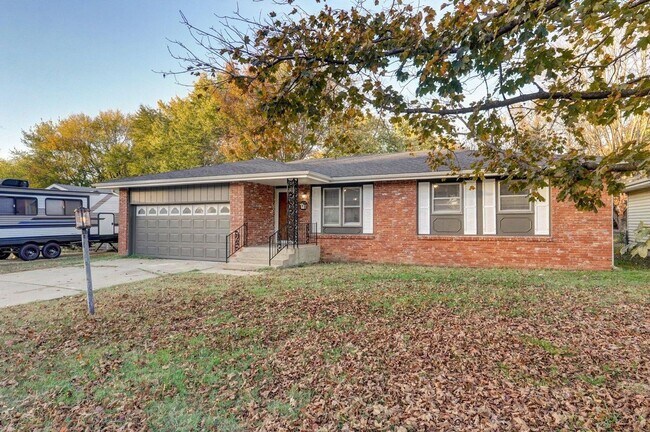 Photo - 3 Bedroom | 2 Bathroom | 2 Car Garage | Springfield MO | Fenced Back Yard!