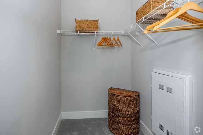 1BR, 1BA - Ford - 734SF - Walk-In Closet