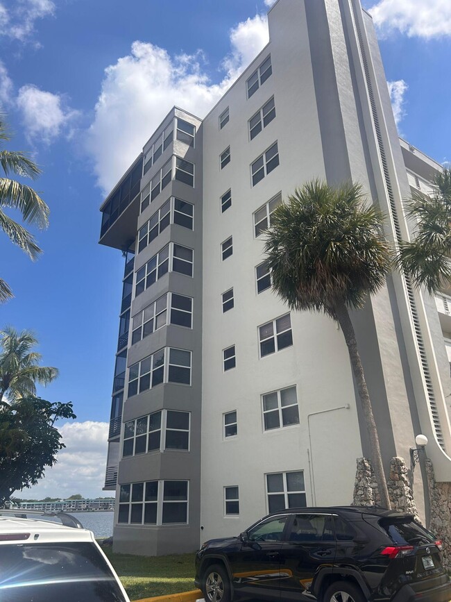 Building Photo - 1175 NE Miami Gardens Dr Unit 301 Rental