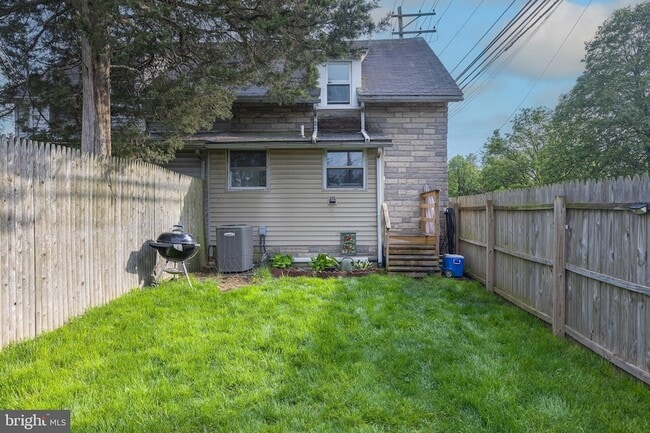 Photo - 957 W 6th St
