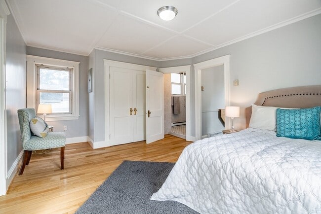 Photo - 32 Magoun St Unidad 2