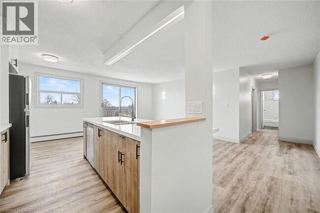 Photo - 41 Sutherland St W Unit 416