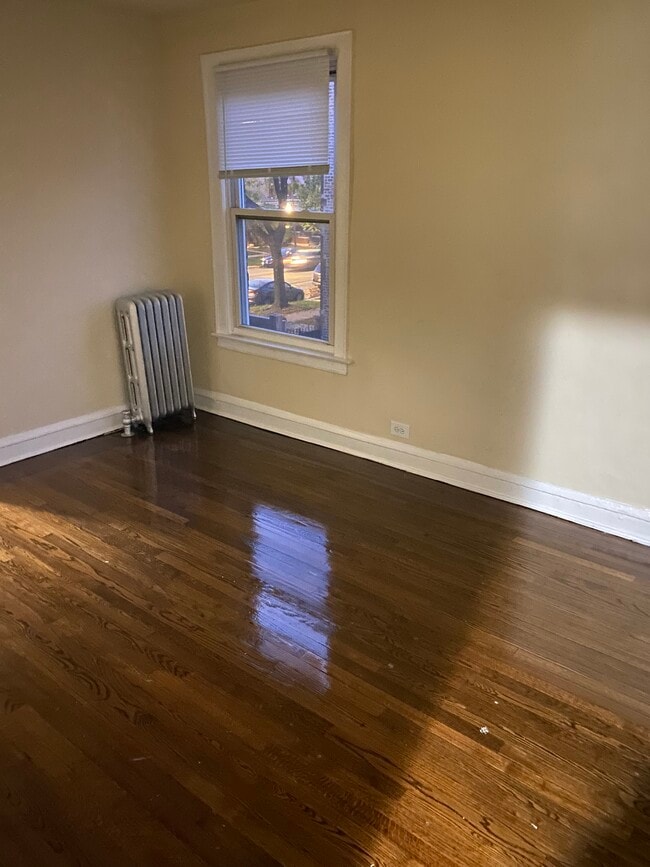 Building Photo - 7431 S King Dr Unit 2W