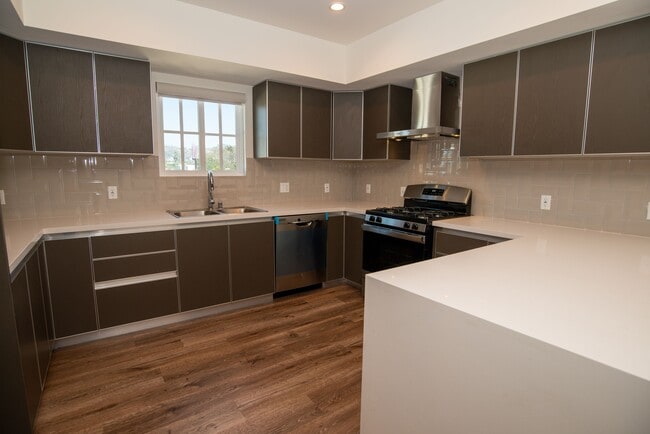 Photo - 126 N Kings Rd Unit 102