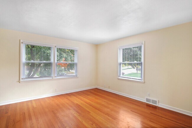 Living Room - 2637 S 51st St Unidad 2637 S 51st St Upper