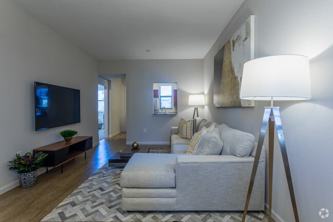 2BD, 2BA - 1099 SF