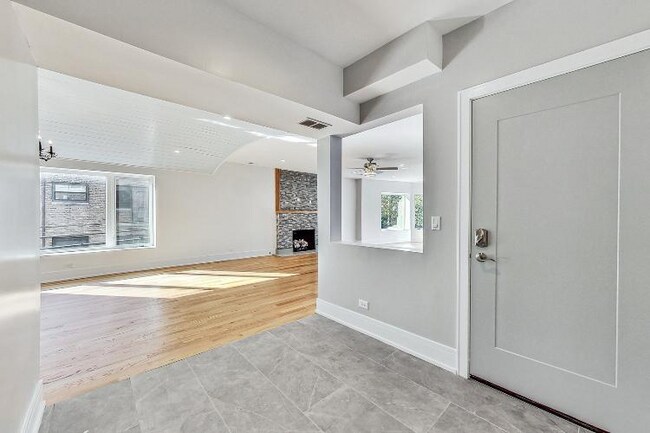 Photo - 1245 W Jarvis Ave Unidad 2