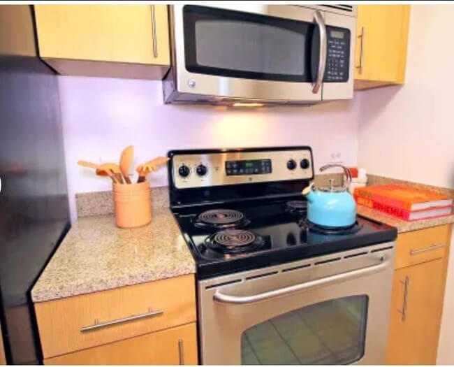 Building Photo - 98 Christopher Columbus Dr Unit 1-1 Rental