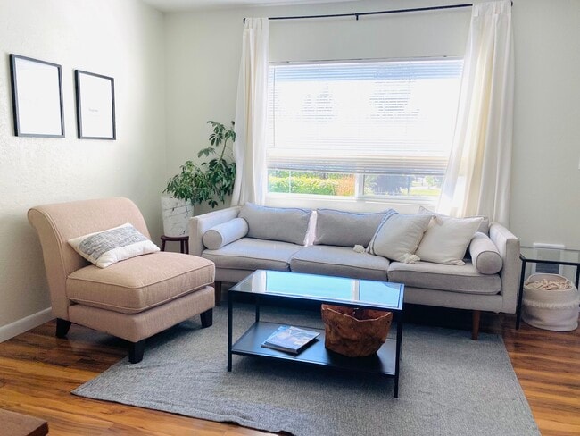 Living Room - 519 W Milwaukee Dr