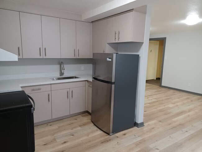 Photo - 199 Lakeshore Rd E