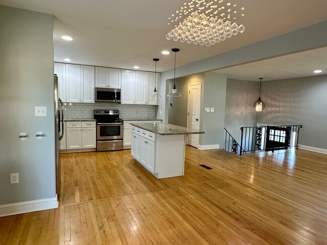 Photo - 5 Bedrooms 3 Bathrooms! Parking! Pets Welc...