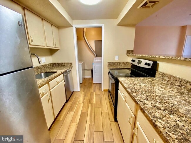 Building Photo - 8864 Walutes Cir