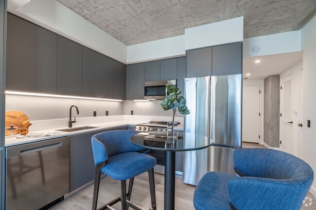 Studio, 1BA - 533SF - Kitchen