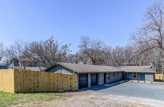 Building Photo - 5706 Gloucester Ln Unit - A