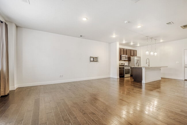 Photo - 1773 Spring Water Pt