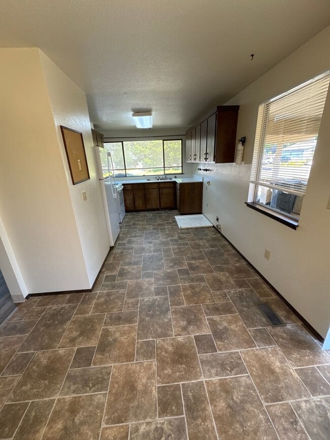 Photo - Bright 3 Bedroom 1 Bath in NW Corvallis ~ Small Dogs Welcome!