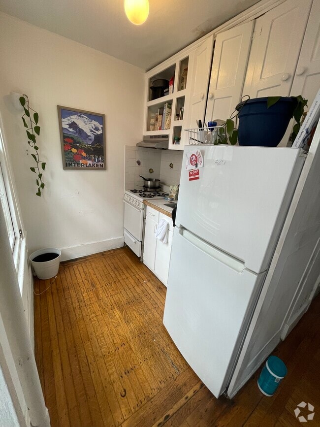 Building Photo - 25 S Russell St Unit 4 Rental