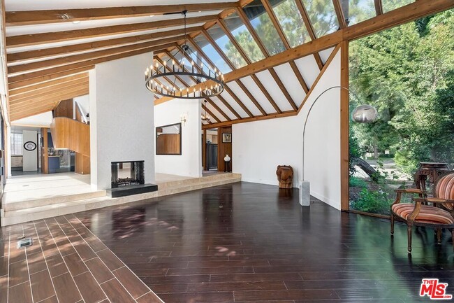 Photo - 515 N Roxbury Dr