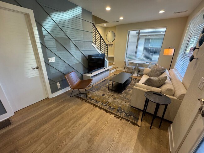 Photo - Stunning Townhome In Jefferson Park