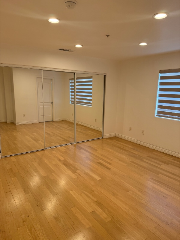 Photo - 15053 Victory Blvd