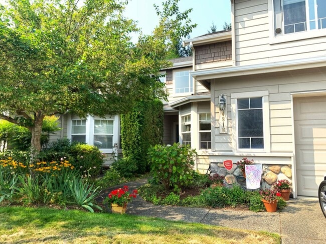 Building Photo - Remodeled and two master suites