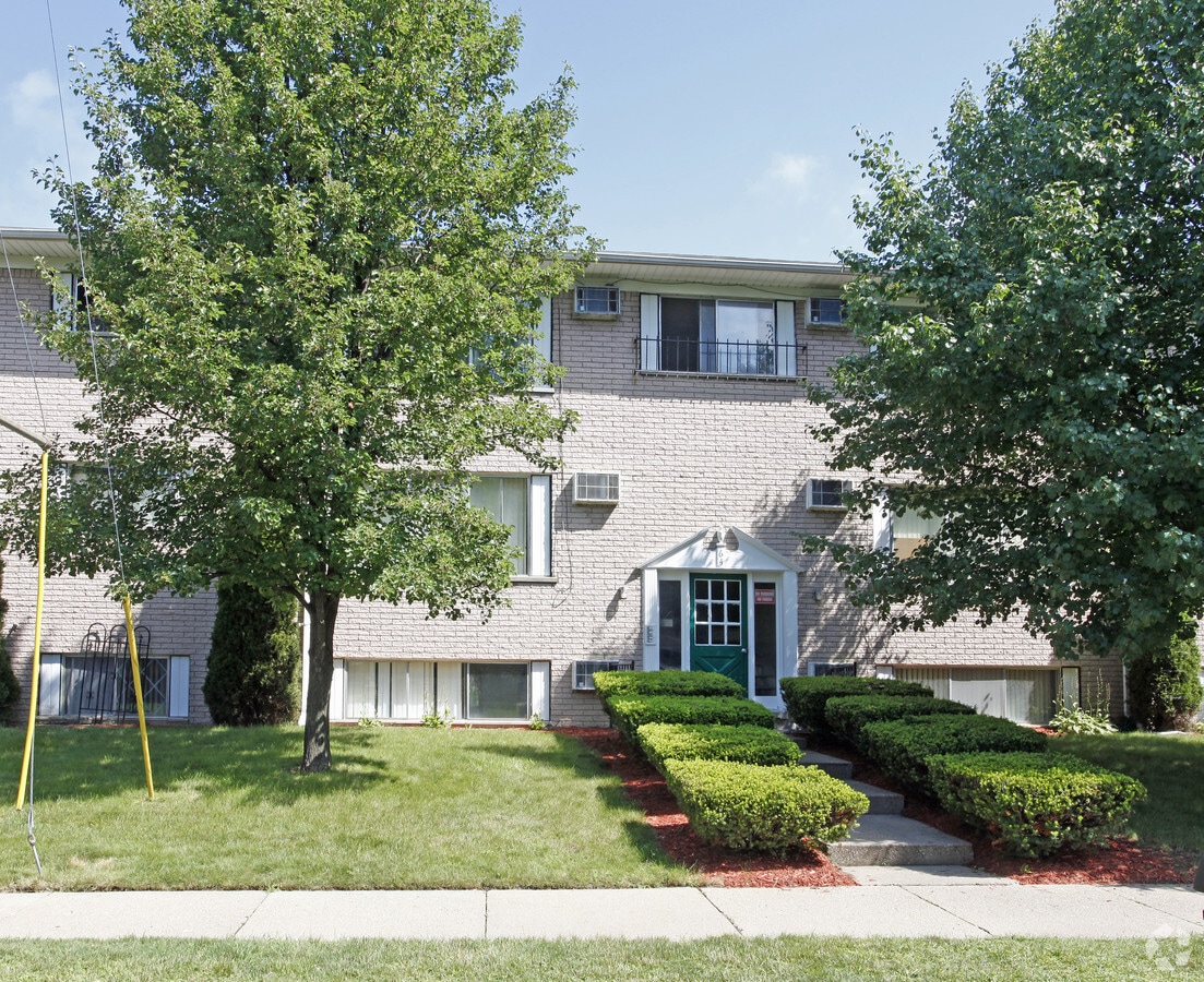Pine Apartments - Pine Apartments
