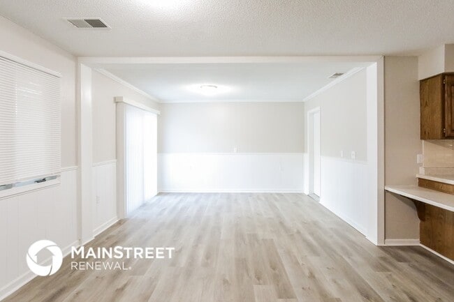 Photo - 400 Holtz Ave