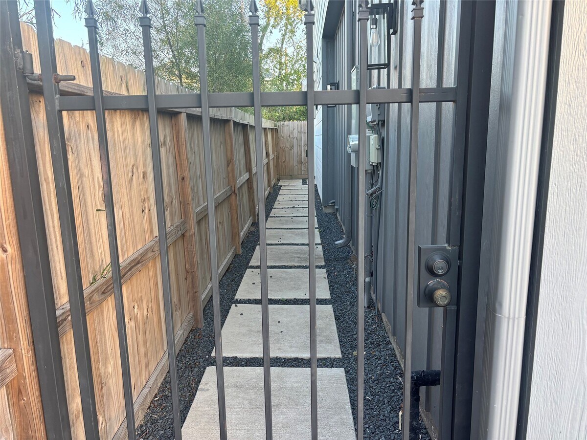 Photo - 6831 Paris St