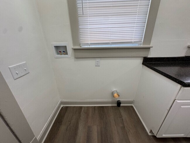 Photo - Charming 1BR Apartment in Bristol, TN - Cozy Living Awaits! Unidad 419 Carolina Ave 2