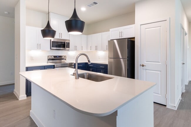 901 Rendon