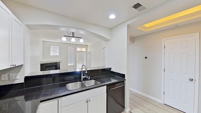 Building Photo - 1747 N Pearl St Unit 102