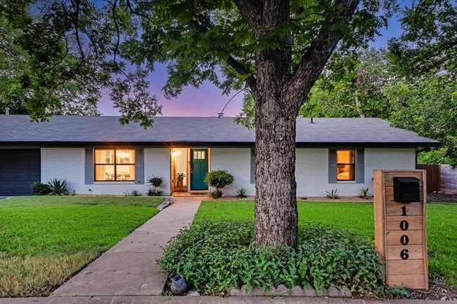 Building Photo - 1006 Hollybluff St
