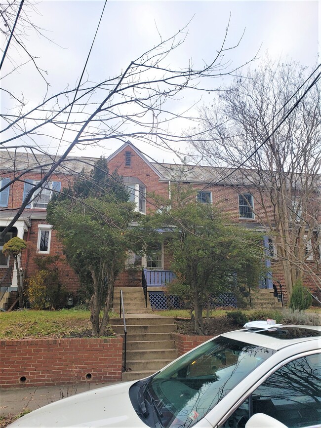 3829 Calvert St NW