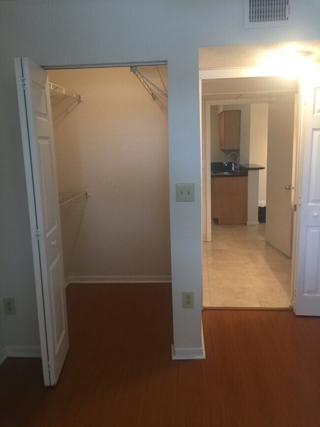 Photo - 2880 N Oakland Forest Dr Unidad 110