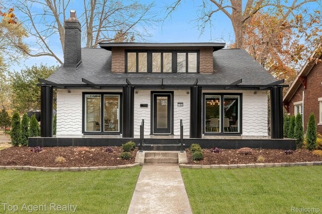 784 Barrington Rd