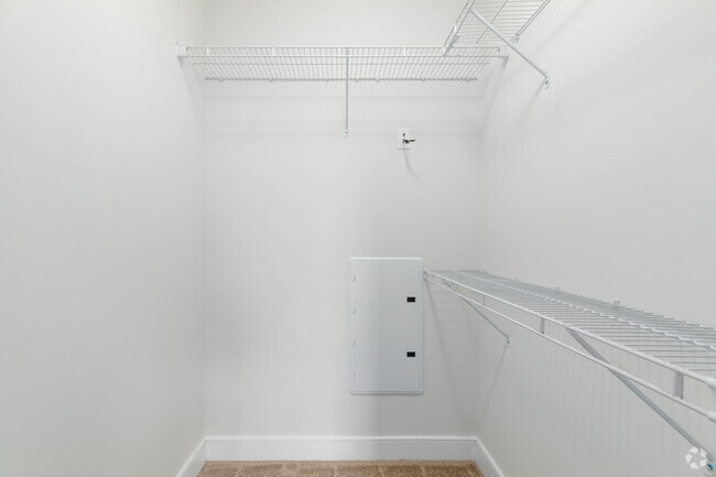 1BR, 1BA - 750SF Walk-In Closet