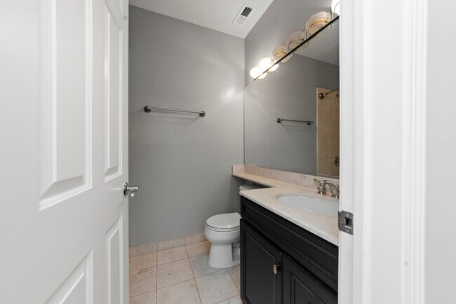 Photo - 540 W Oakdale Ave Unit g