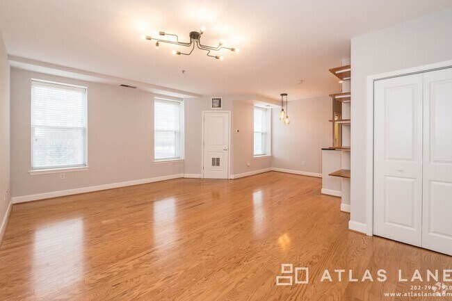 Building Photo - 1 Bed/1 Bath off 14th St NW! Rental