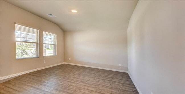 Comedor con suelos de madera. Puede convertirse en despacho. Techos abovedados. - 1109 Birchwood Ln