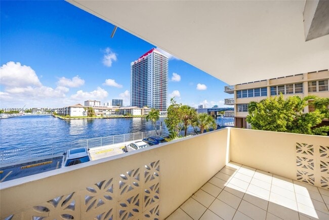 Building Photo - 1833 S Ocean Dr Unit 211 Rental