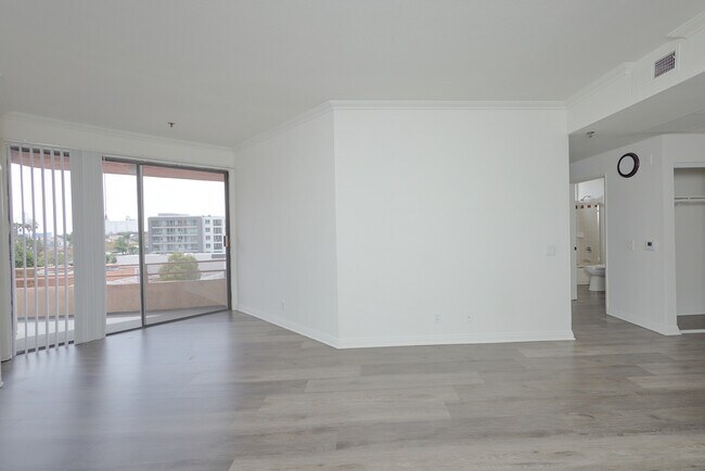 1335 N La Brea Ave