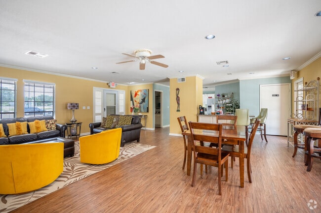 Community Lounge - Lakeview