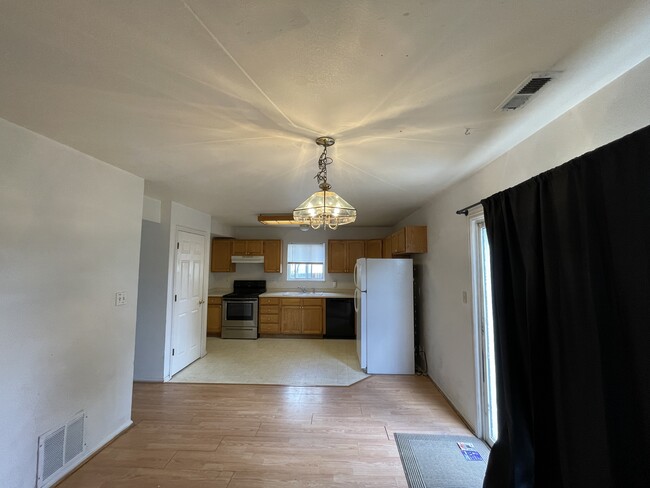 Dining area and kitchen - 780 Century Ln Casa Adosada