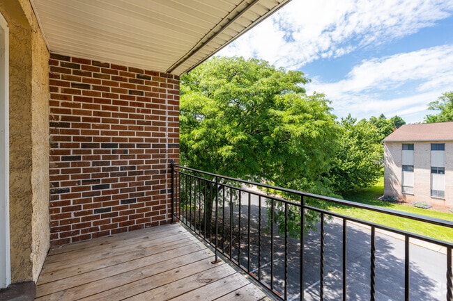 3BR, 2BA - 1,352F - Balcony