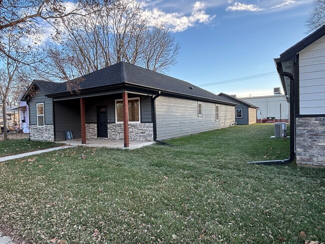 Photo - Stunning New Build in Central Manhattan! Available NOW!