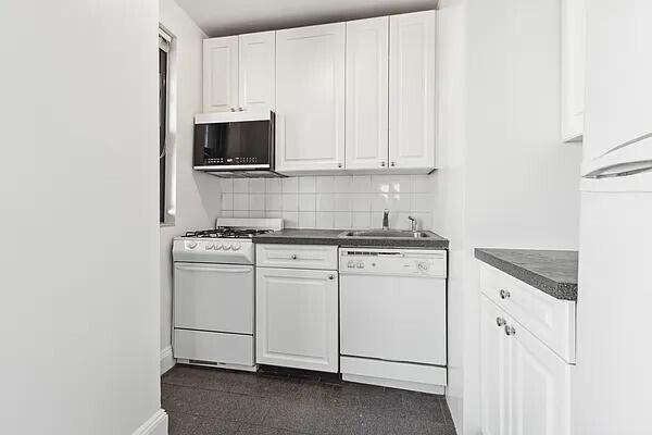 Building Photo - 200 E 16th St Rental