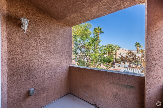 2BR, 2BA - 928SF - Patio/Balcony