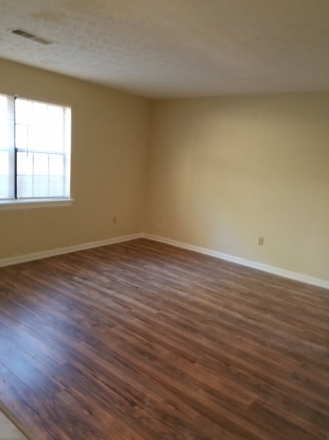 Living Room - 5142 Highpoint Rd Townhome