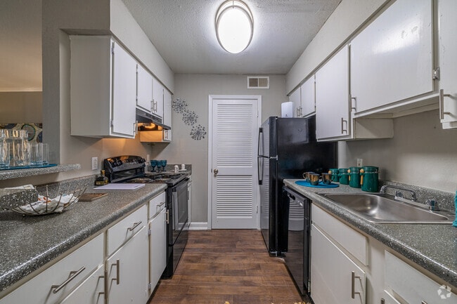 2BR, 2BA - 957SF - Kitchen