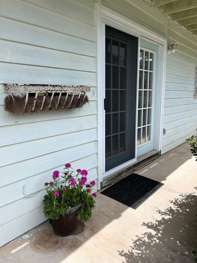 Building Photo - 181 Maple St Unit B